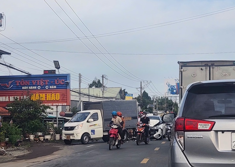 Tr&aacute;nh xe b&aacute;n tải, xe tải đ&acirc;m v&agrave;o nh&agrave; d&acirc;n tr&ecirc;n QL91 qua An Giang - Ảnh 4.