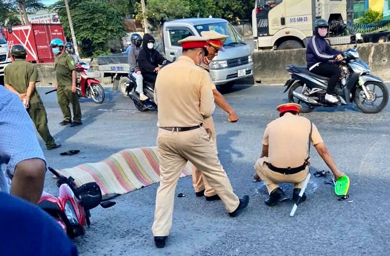 Hiện trường vụ tai nạn khiến người phụ nữ tử vong tại chỗ. Hiện trường vụ tai nạn khiến người phụ nữ tử vong tại chỗ.