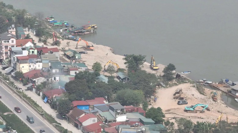 Tràn lan bãi tập kết vật liệu xây dựng không phép, quản cách nào?- Ảnh 2. Tràn lan bãi tập kết vật liệu xây dựng không phép, quản cách nào?- Ảnh 2.