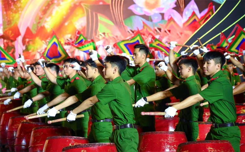 Khai mạc Lễ hội L&agrave;ng Sen năm 2025 v&agrave; kh&aacute;nh th&agrave;nh tượng đ&agrave;i &ldquo;B&aacute;c Hồ về thăm qu&ecirc;&rdquo;- Ảnh 5.