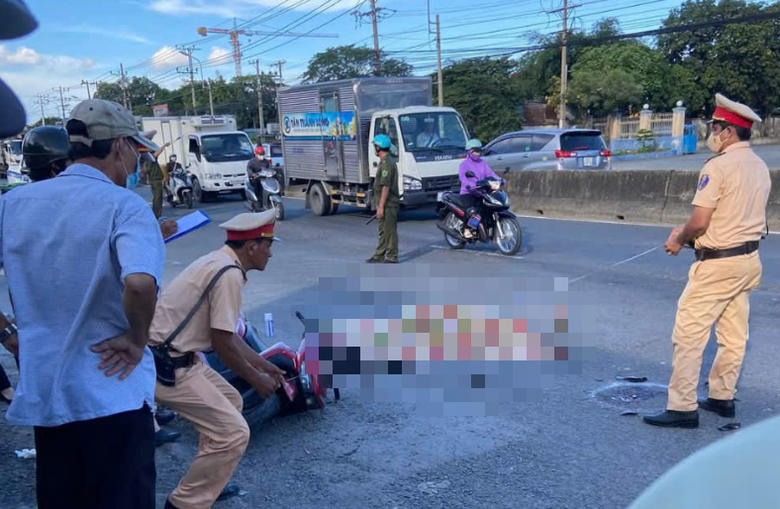Công an Long An mời người đi xe máy ngược chiều trên QL1 khiến 1 thanh niên tử vong- Ảnh 1. Công an Long An mời người đi xe máy ngược chiều trên QL1 khiến 1 thanh niên tử vong- Ảnh 1.
