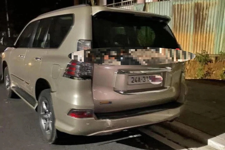 Tài xế xe Mazda đâm trúng xe Lexus, bỏ chạy rồi lao vào nhà dân ở Lào Cai- Ảnh 2. Tài xế xe Mazda đâm trúng xe Lexus, bỏ chạy rồi lao vào nhà dân ở Lào Cai- Ảnh 2.