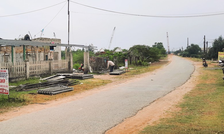 Người d&acirc;n tất bật th&aacute;o dỡ nh&agrave;, b&agrave;n giao mặt bằng x&acirc;y khu bến cảng 14.000 tỷ ở Quảng Trị- Ảnh 1.