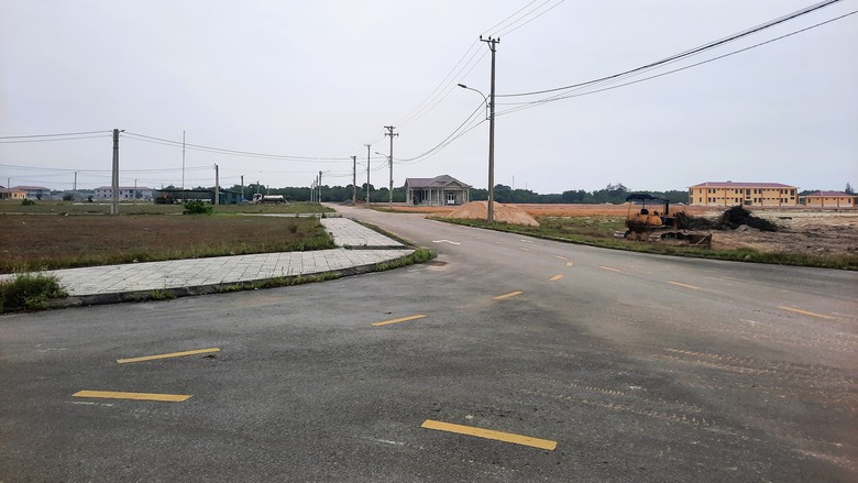 Người d&acirc;n tất bật th&aacute;o dỡ nh&agrave;, b&agrave;n giao mặt bằng x&acirc;y khu bến cảng 14.000 tỷ ở Quảng Trị- Ảnh 7.