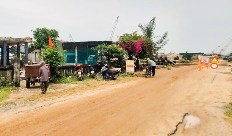 Người d&acirc;n tất bật th&aacute;o dỡ nh&agrave;, b&agrave;n giao mặt bằng x&acirc;y khu bến cảng 14.000 tỷ ở Quảng Trị- Ảnh 2.