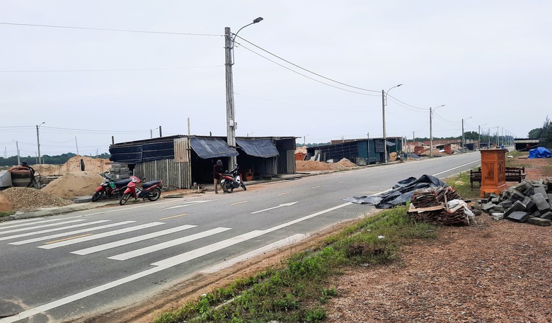 Người d&acirc;n tất bật th&aacute;o dỡ nh&agrave;, b&agrave;n giao mặt bằng x&acirc;y khu bến cảng 14.000 tỷ ở Quảng Trị- Ảnh 3.