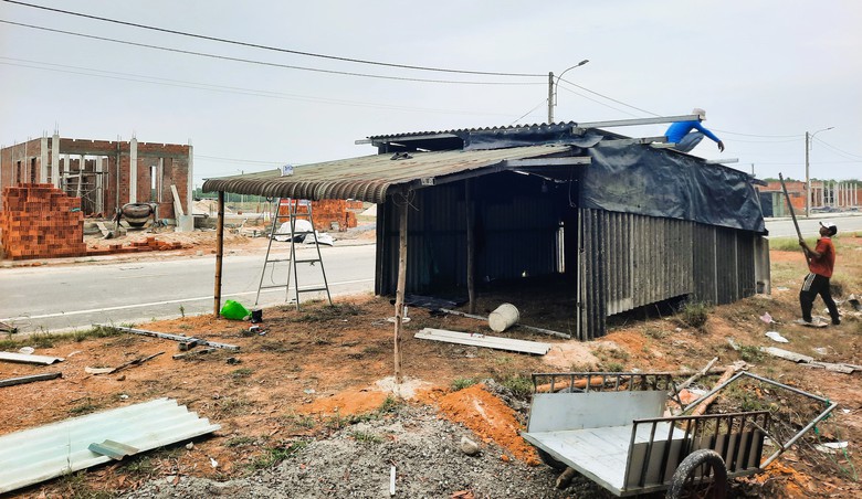 Người d&acirc;n tất bật th&aacute;o dỡ nh&agrave;, b&agrave;n giao mặt bằng x&acirc;y khu bến cảng 14.000 tỷ ở Quảng Trị- Ảnh 4.