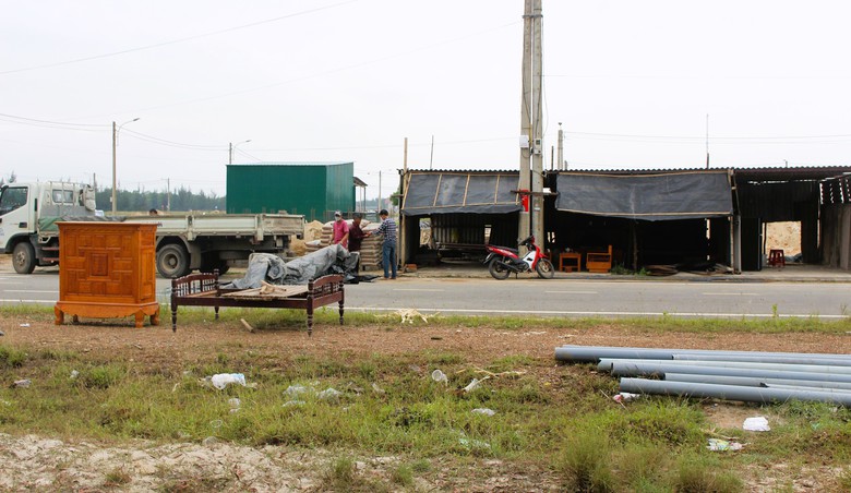 Người d&acirc;n tất bật th&aacute;o dỡ nh&agrave;, b&agrave;n giao mặt bằng x&acirc;y khu bến cảng 14.000 tỷ ở Quảng Trị- Ảnh 5.