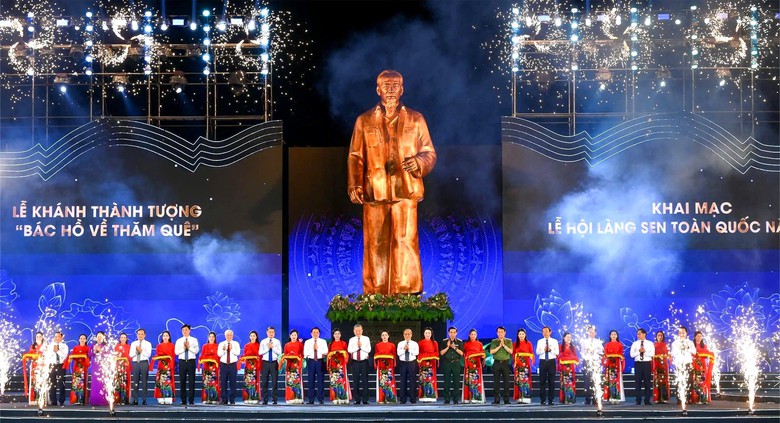 Khai mạc Lễ hội L&agrave;ng Sen năm 2025 v&agrave; kh&aacute;nh th&agrave;nh tượng đ&agrave;i &ldquo;B&aacute;c Hồ về thăm qu&ecirc;&rdquo;- Ảnh 3.