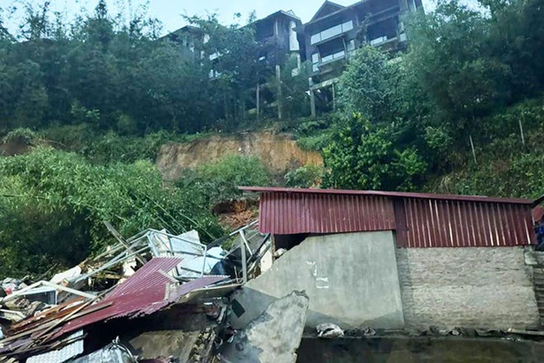 Mưa lớn g&acirc;y sạt lở l&agrave;m sập nh&agrave; ở L&agrave;o Cai l&uacute;c rạng s&aacute;ng, một phụ nữ tử vong- Ảnh 1.