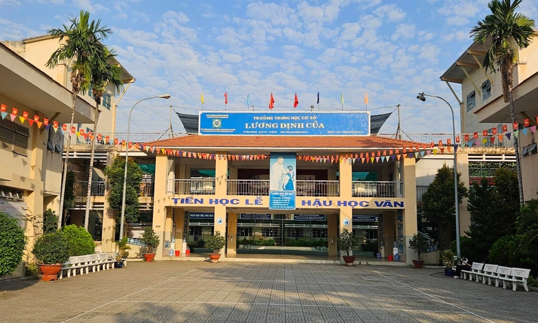 Ng&atilde; từ tr&ecirc;n lầu xuống s&acirc;n trường, một học sinh lớp 7 đa chấn thương- Ảnh 1.