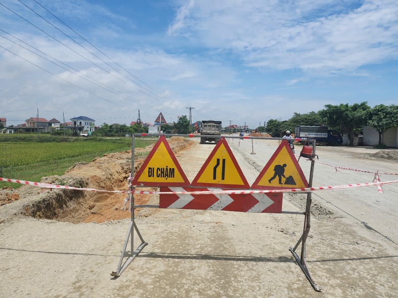 H&agrave; Tĩnh: Khẩn trương sửa chữa nhiều vị tr&iacute; hư hỏng tr&ecirc;n tuyến đường ven biển- Ảnh 2.