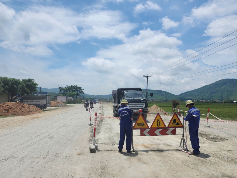 H&agrave; Tĩnh: Khẩn trương sửa chữa nhiều vị tr&iacute; hư hỏng tr&ecirc;n tuyến đường ven biển- Ảnh 4.