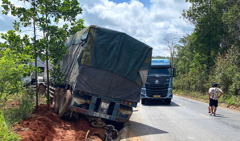 Tai nạn li&ecirc;n ho&agrave;n ở Đắk N&ocirc;ng, t&agrave;i xế xe đầu k&eacute;o v&agrave; xe m&aacute;y tử vong tại chỗ- Ảnh 5.