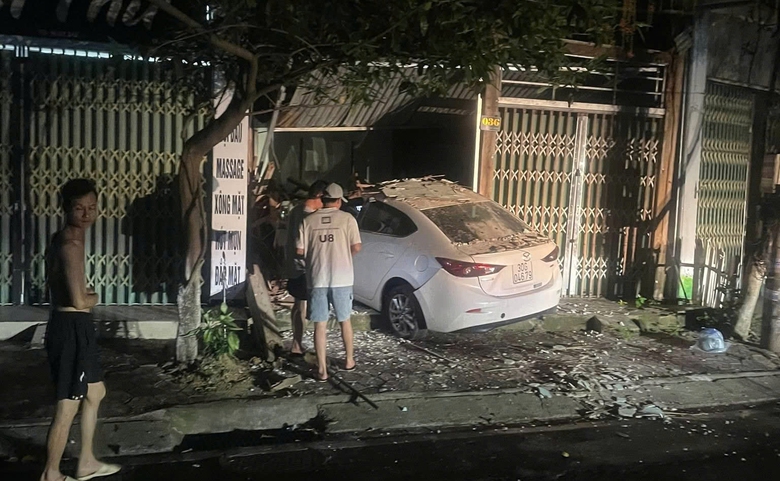 Tài xế xe Mazda đâm trúng xe Lexus, bỏ chạy rồi lao vào nhà dân ở Lào Cai- Ảnh 1. Tài xế xe Mazda đâm trúng xe Lexus, bỏ chạy rồi lao vào nhà dân ở Lào Cai- Ảnh 1.