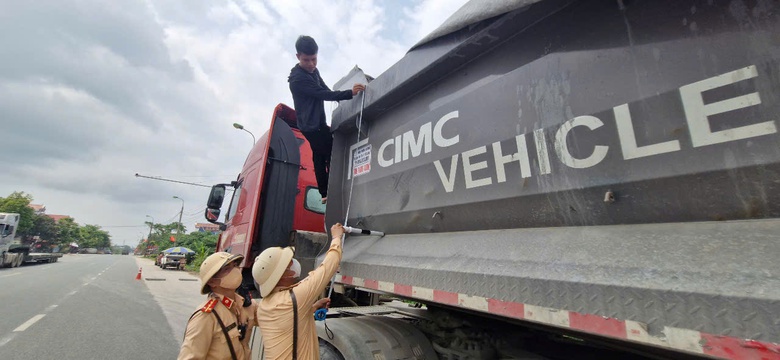 CSGT xử l&yacute; nhiều xe qu&aacute; tải, cơi nới th&agrave;nh th&ugrave;ng tại Bắc Giang- Ảnh 1.