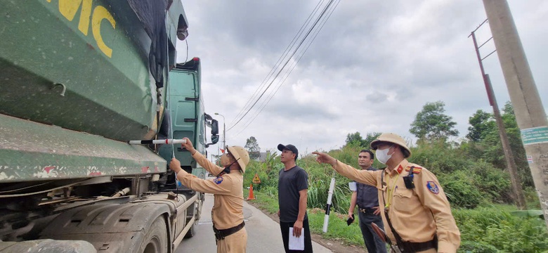 CSGT xử l&yacute; nhiều xe qu&aacute; tải, cơi nới th&agrave;nh th&ugrave;ng tại Bắc Giang- Ảnh 2.