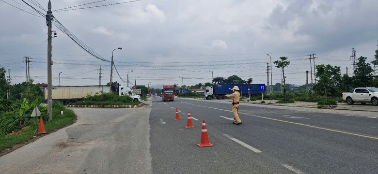 CSGT xử l&yacute; nhiều xe qu&aacute; tải, cơi nới th&agrave;nh th&ugrave;ng tại Bắc Giang- Ảnh 3.