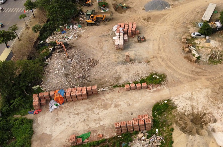 Tràn lan bãi tập kết vật liệu xây dựng không phép, quản cách nào?- Ảnh 1. Tràn lan bãi tập kết vật liệu xây dựng không phép, quản cách nào?- Ảnh 1.