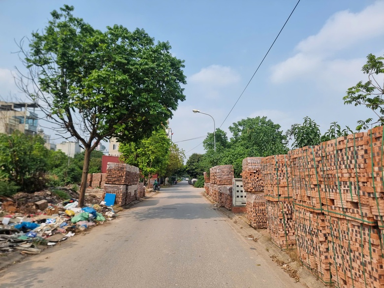 Tràn lan bãi tập kết vật liệu xây dựng không phép, quản cách nào?- Ảnh 3. Tràn lan bãi tập kết vật liệu xây dựng không phép, quản cách nào?- Ảnh 3.