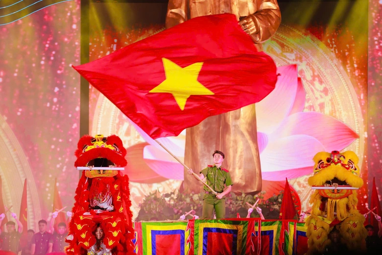 Khai mạc Lễ hội L&agrave;ng Sen năm 2025 v&agrave; kh&aacute;nh th&agrave;nh tượng đ&agrave;i &ldquo;B&aacute;c Hồ về thăm qu&ecirc;&rdquo;- Ảnh 11.