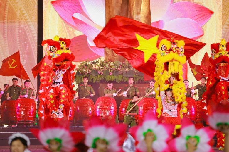 Khai mạc Lễ hội L&agrave;ng Sen năm 2025 v&agrave; kh&aacute;nh th&agrave;nh tượng đ&agrave;i &ldquo;B&aacute;c Hồ về thăm qu&ecirc;&rdquo;- Ảnh 10.