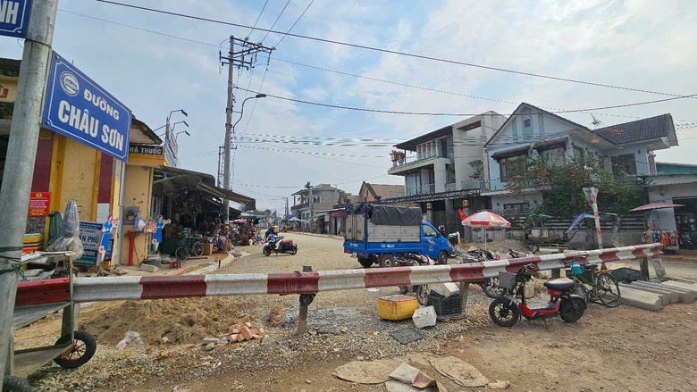 Huế: Hàng loạt tuyến đường bị rào chắn chờ đấu nối quốc lộ, lãng phí tiền tỷ- Ảnh 5. Huế: Hàng loạt tuyến đường bị rào chắn chờ đấu nối quốc lộ, lãng phí tiền tỷ- Ảnh 5.