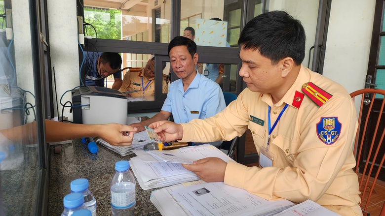 CSGT H&ograve;a B&igrave;nh lần đầu tổ chức s&aacute;t hạch GPLX &ocirc; t&ocirc;- Ảnh 11.