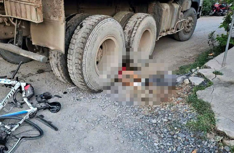 Hiện trường vụ tai nạn l&agrave;m người đi xe đạp tử vong.