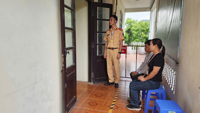 CSGT H&ograve;a B&igrave;nh lần đầu tổ chức s&aacute;t hạch GPLX &ocirc; t&ocirc;- Ảnh 10.