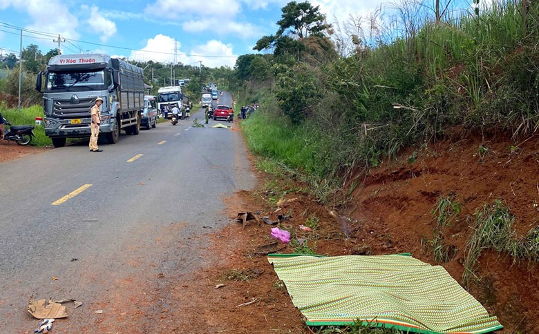Vụ tai nạn li&ecirc;n ho&agrave;n khiến t&agrave;i xế xe đầu k&eacute;o v&agrave; xe m&aacute;y tử vong thương t&acirc;m.