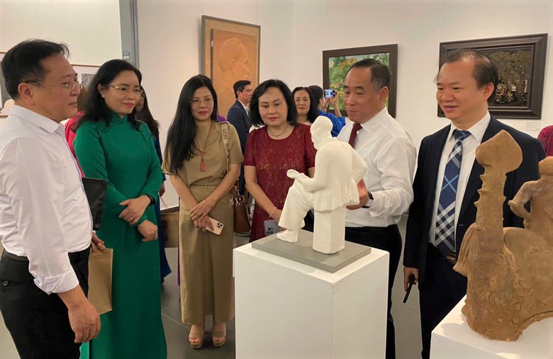 Khắc họa h&igrave;nh ảnh B&aacute;c Hồ trong c&aacute;c t&aacute;c phẩm mỹ thuật- Ảnh 6.