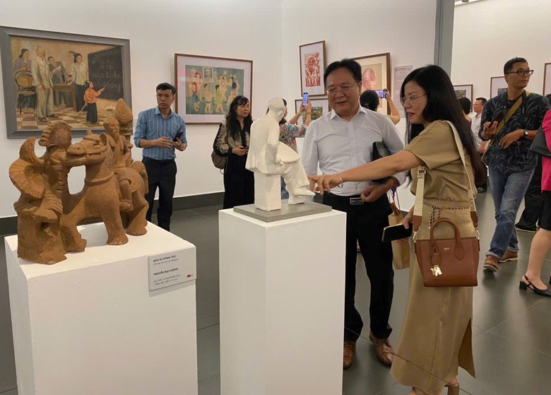 Khắc họa h&igrave;nh ảnh B&aacute;c Hồ trong c&aacute;c t&aacute;c phẩm mỹ thuật- Ảnh 7.