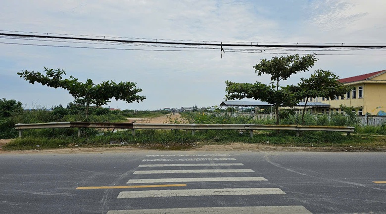 Huế: Hàng loạt tuyến đường bị rào chắn chờ đấu nối quốc lộ, lãng phí tiền tỷ- Ảnh 2. Huế: Hàng loạt tuyến đường bị rào chắn chờ đấu nối quốc lộ, lãng phí tiền tỷ- Ảnh 2.