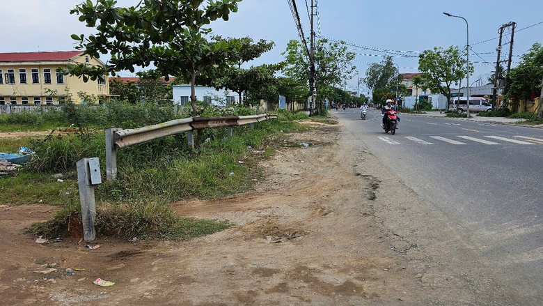 Huế: Hàng loạt tuyến đường bị rào chắn chờ đấu nối quốc lộ, lãng phí tiền tỷ- Ảnh 4. Huế: Hàng loạt tuyến đường bị rào chắn chờ đấu nối quốc lộ, lãng phí tiền tỷ- Ảnh 4.