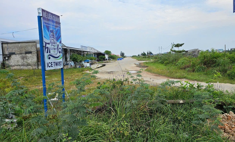 Huế: Hàng loạt tuyến đường bị rào chắn chờ đấu nối quốc lộ, lãng phí tiền tỷ- Ảnh 9. Huế: Hàng loạt tuyến đường bị rào chắn chờ đấu nối quốc lộ, lãng phí tiền tỷ- Ảnh 9.