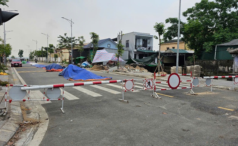 Huế: Hàng loạt tuyến đường bị rào chắn chờ đấu nối quốc lộ, lãng phí tiền tỷ- Ảnh 6. Huế: Hàng loạt tuyến đường bị rào chắn chờ đấu nối quốc lộ, lãng phí tiền tỷ- Ảnh 6.