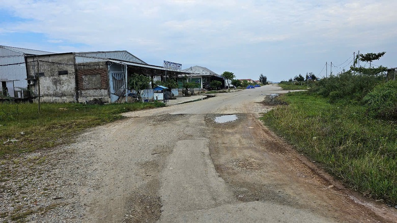 Huế: Hàng loạt tuyến đường bị rào chắn chờ đấu nối quốc lộ, lãng phí tiền tỷ- Ảnh 12. Huế: Hàng loạt tuyến đường bị rào chắn chờ đấu nối quốc lộ, lãng phí tiền tỷ- Ảnh 12.