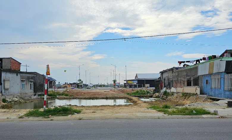 Huế: Hàng loạt tuyến đường bị rào chắn chờ đấu nối quốc lộ, lãng phí tiền tỷ- Ảnh 13. Huế: Hàng loạt tuyến đường bị rào chắn chờ đấu nối quốc lộ, lãng phí tiền tỷ- Ảnh 13.