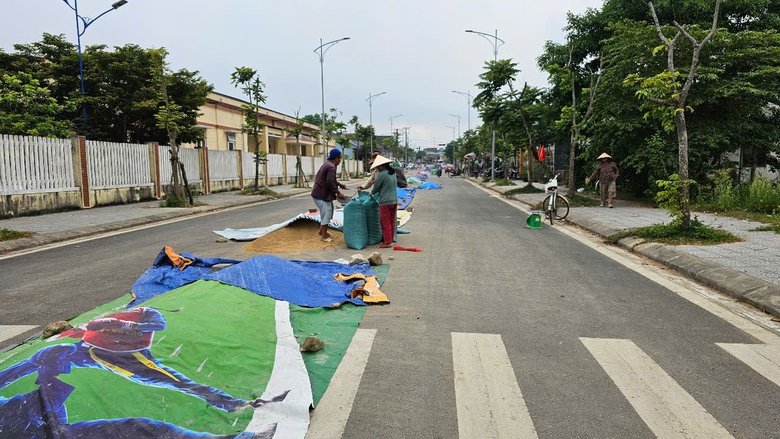 Huế: Hàng loạt tuyến đường bị rào chắn chờ đấu nối quốc lộ, lãng phí tiền tỷ- Ảnh 11. Huế: Hàng loạt tuyến đường bị rào chắn chờ đấu nối quốc lộ, lãng phí tiền tỷ- Ảnh 11.