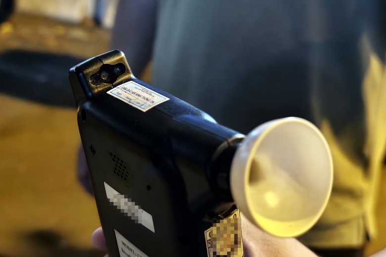 H&agrave; Nội: Uống bia "ch&agrave;o h&egrave;", nam c&ocirc;ng nh&acirc;n bị phạt gần 10 triệu đồng- Ảnh 2.