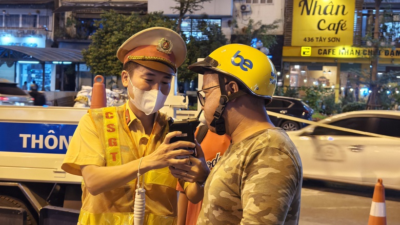 H&agrave; Nội: Uống bia "ch&agrave;o h&egrave;", nam c&ocirc;ng nh&acirc;n bị phạt gần 10 triệu đồng- Ảnh 4.