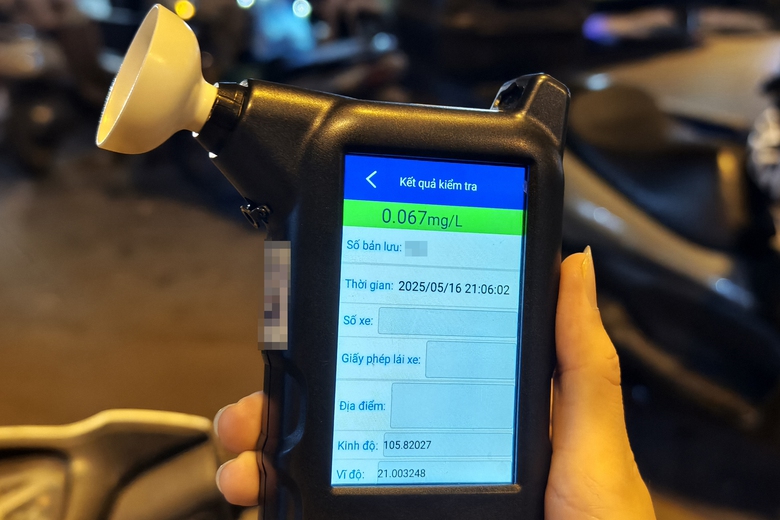 H&agrave; Nội: Uống bia "ch&agrave;o h&egrave;", nam c&ocirc;ng nh&acirc;n bị phạt gần 10 triệu đồng- Ảnh 5.