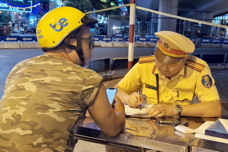 H&agrave; Nội: Uống bia "ch&agrave;o h&egrave;", nam c&ocirc;ng nh&acirc;n bị phạt gần 10 triệu đồng- Ảnh 10.