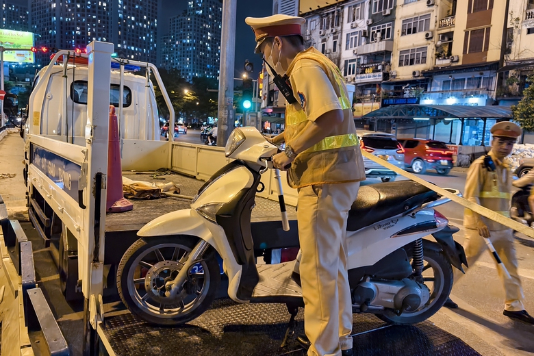 H&agrave; Nội: Uống bia "ch&agrave;o h&egrave;", nam c&ocirc;ng nh&acirc;n bị phạt gần 10 triệu đồng- Ảnh 11.