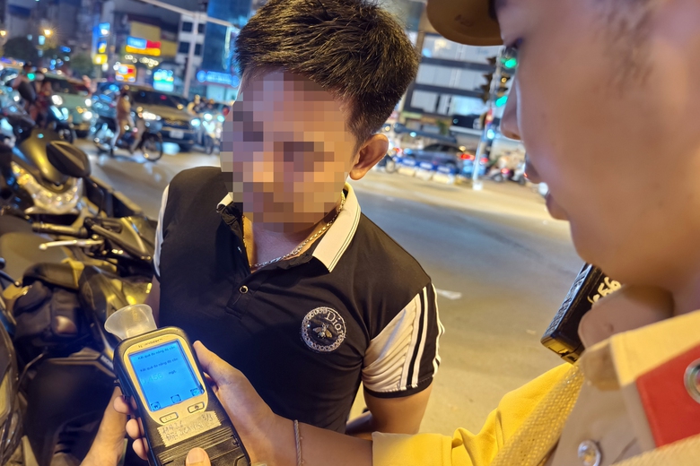 H&agrave; Nội: Uống bia "ch&agrave;o h&egrave;", nam c&ocirc;ng nh&acirc;n bị phạt gần 10 triệu đồng- Ảnh 6.