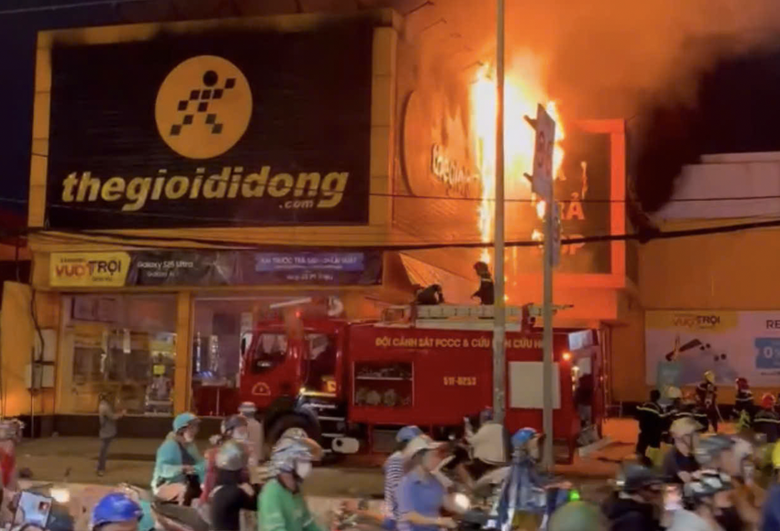 Ch&aacute;y si&ecirc;u thị Thế giới di động ở TP.HCM, nh&acirc;n vi&ecirc;n v&agrave; kh&aacute;ch h&agrave;ng hoảng loạn th&aacute;o chạy- Ảnh 1.