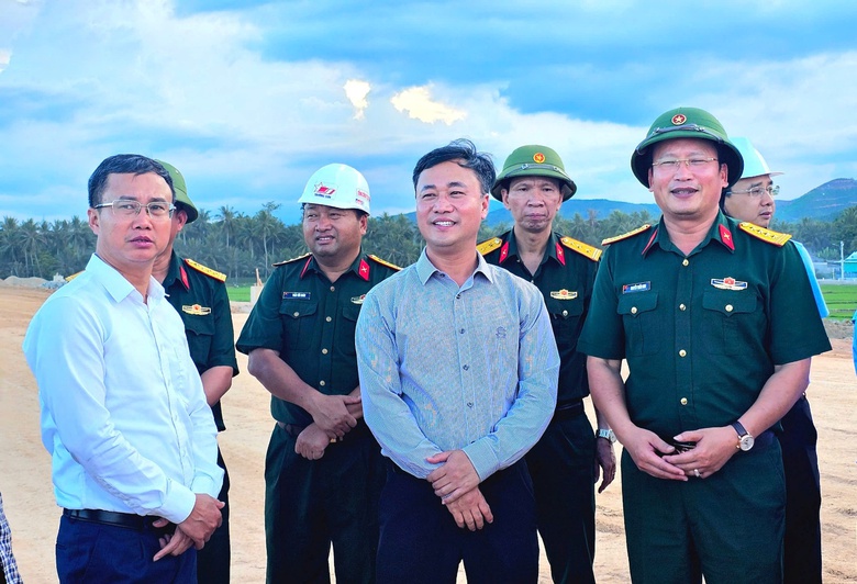 Deputy Minister Nguyen Viet Hung calls for faster work on Hoai Nhon&ndash;Quy Nhon Expressway- Ảnh 1.