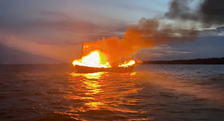 Nghệ An: Ch&aacute;y t&agrave;u c&aacute; tr&ecirc;n biển, 6 ngư d&acirc;n may mắn tho&aacute;t nạn- Ảnh 1.