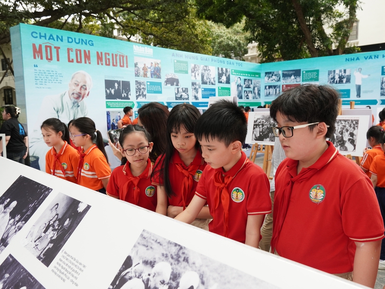 Khai mạc Triển l&atilde;m ảnh "Rạng rỡ t&ecirc;n Người" kỷ niệm 135 năm Ng&agrave;y sinh Chủ tịch Hồ Ch&iacute; Minh- Ảnh 7.